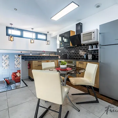 בית נופש Marvel House - Disneyland 5min, Private Parking, Terrace *